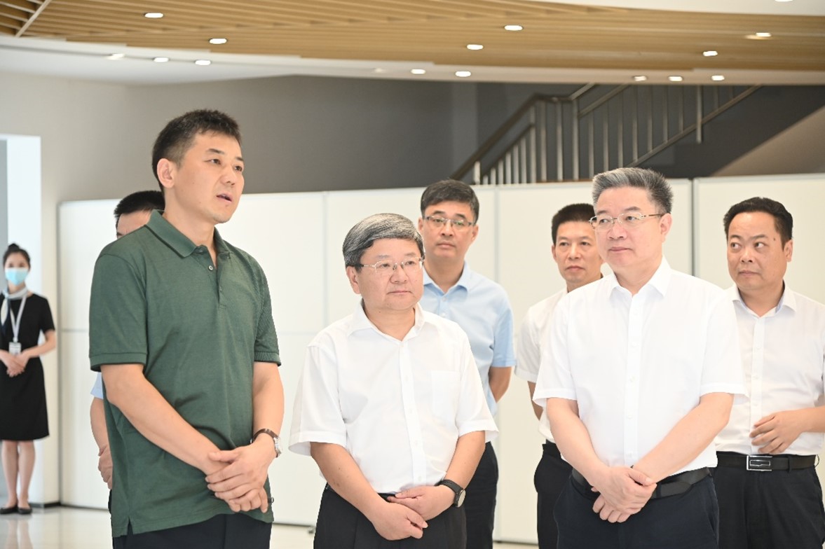 余姚市委书记傅贵荣一行莅临宁波奇异果体育生物调研园区建设